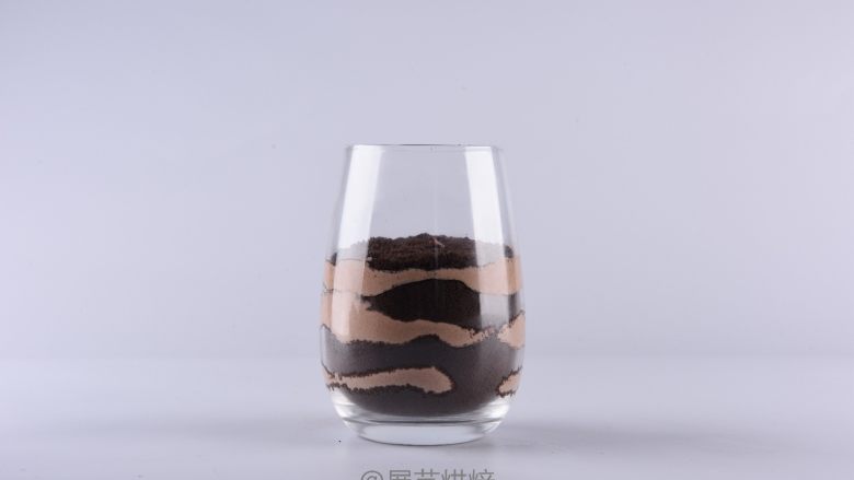百利甜奥利奥慕斯杯,玻璃杯内依次加入饼干碎和奶油,一层一层直至铺满杯子,放入冰箱冷藏2小时后取出