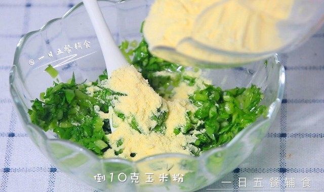 粉蒸时蔬,倒一点核桃油拌匀,倒10克玉米粉,拌匀。