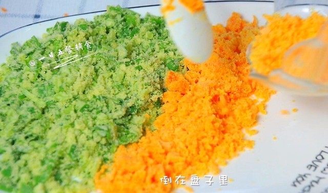 粉蒸时蔬, 倒一点核桃油拌匀,再倒10克玉米粉拌匀,倒在盘子里。