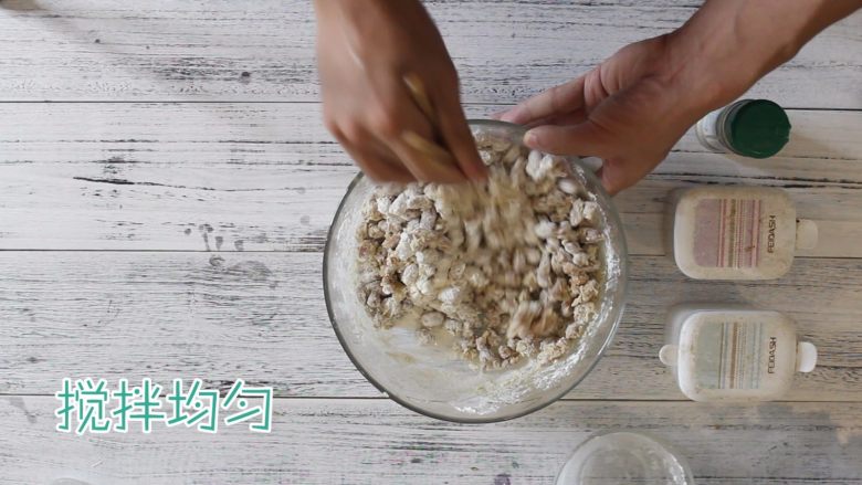 嘎嘣脆的香酥花生米,都均匀的裹上即可、倒入漏中抖掉多余的渣