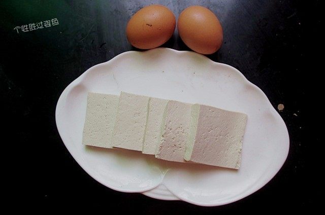鸡刨豆腐,把豆腐切成厚片,准备鸡蛋,开始制作鸡刨豆腐