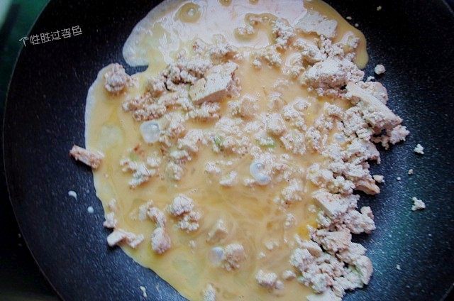 鸡刨豆腐, 开大火,把搅好的鸡蛋液倒进去