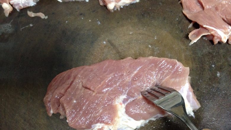 蜜汁叉烧肉,然后用叉子在肉上扎些小孔(2、3步都是为了让肉质变松,腌制的时候好进味)