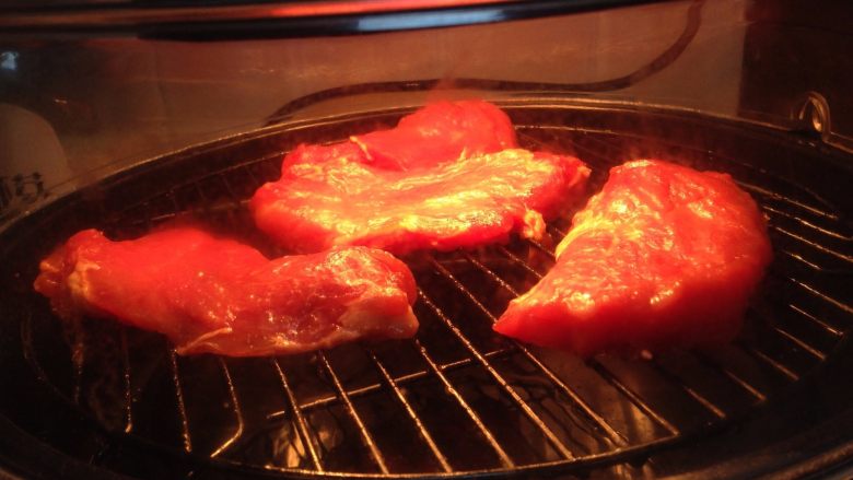 蜜汁叉烧肉,空气炸锅180度、设置20分钟,先两面各烤2分钟(这样可以使表面变干更利于后面沾蜜汁)