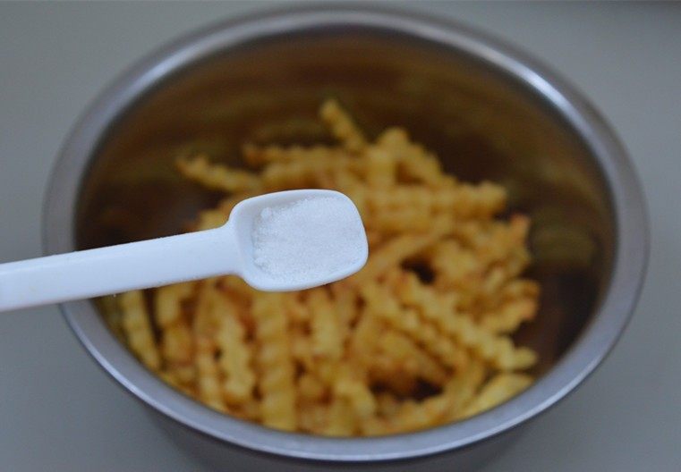 孜然狼牙土豆条,听见唰唰响,捞出土豆条,趁热放入精盐