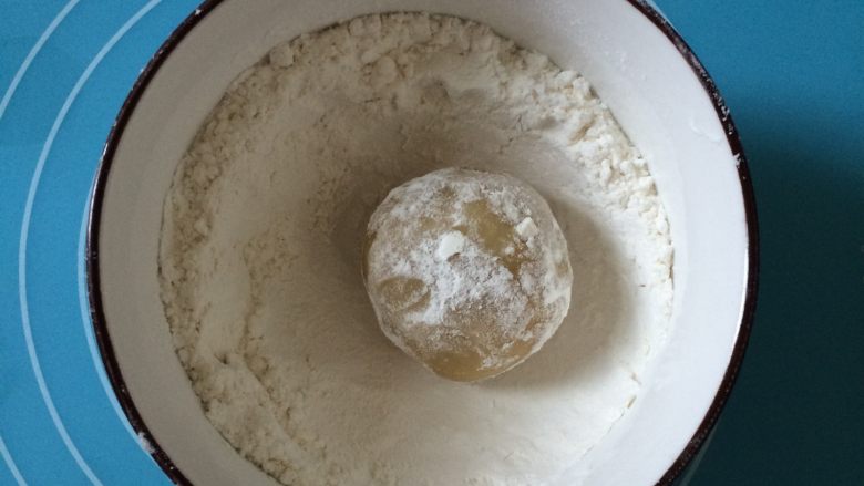 豆沙馅月饼,外面滚一下面粉,抖落多余的面粉