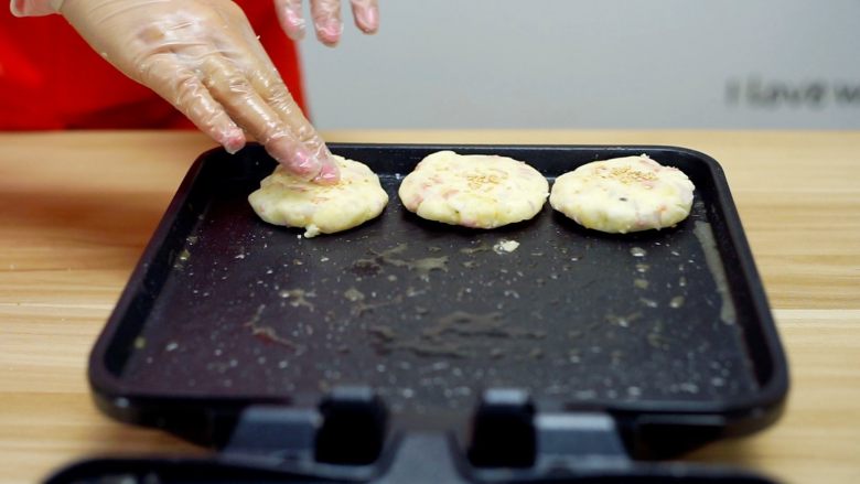 来份健康早餐，开始活力一整天——香煎培根土豆饼,放入电饼铛