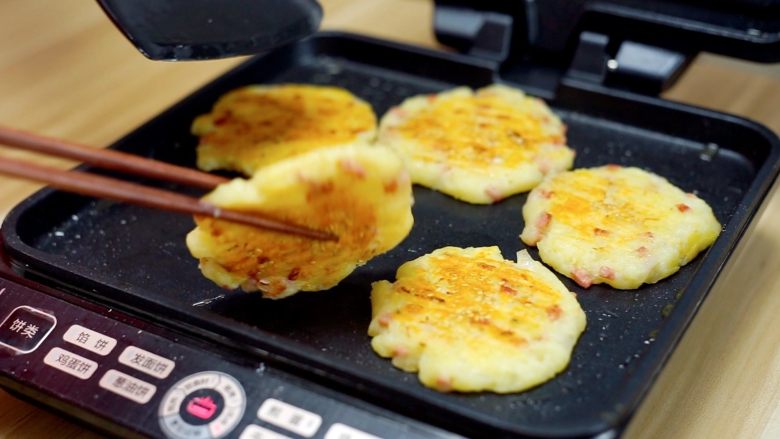 来份健康早餐，开始活力一整天——香煎培根土豆饼,煎至两面金黄