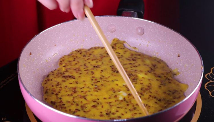 一碗面2个蛋,不加一滴水,做出美味的面食,将面糊在锅中均匀的摊开,尽量摊的薄一些。