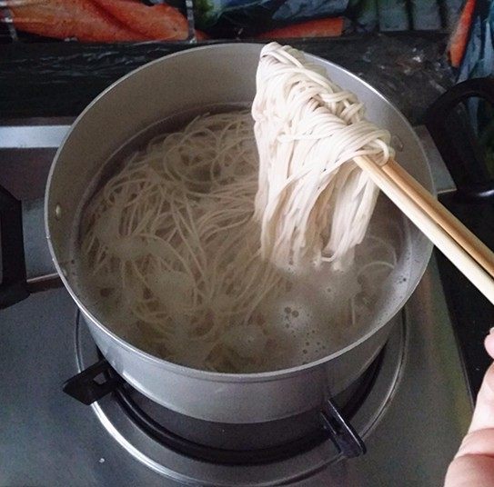 老坛酸菜牛肉酱拌面,再次煮开后关火、挑起面条