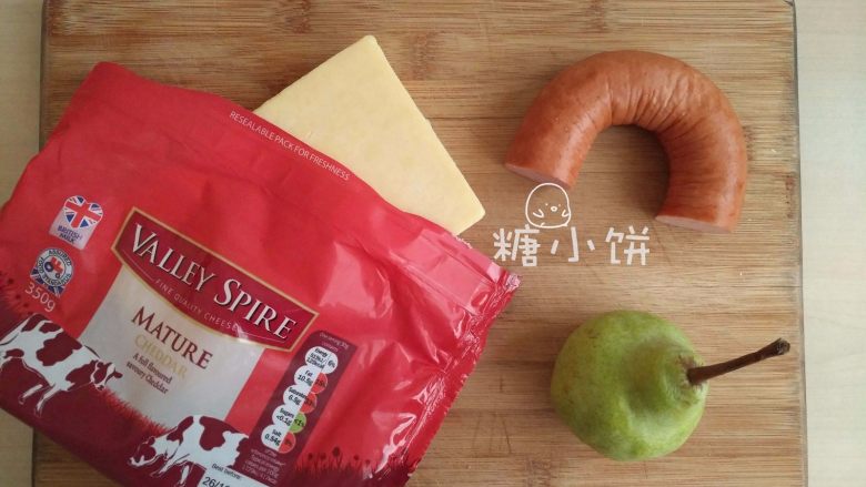 【京味面包】, 这是我用的材料:奶酪、德式香肠和梨。
梨子我买不到京白梨,超市有啥用啥~奶酪我用的熟制的车达