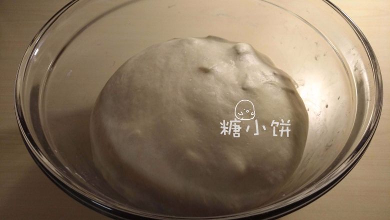 【京味面包】,原方是室温发酵30分钟。
我减少了酵母延长了发酵时间,发到大约2倍大小。