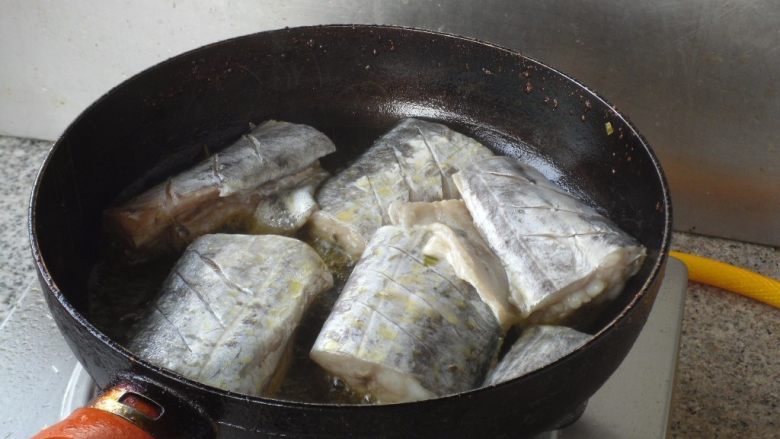 葱烧带鱼, 热锅凉油,放入带鱼煎