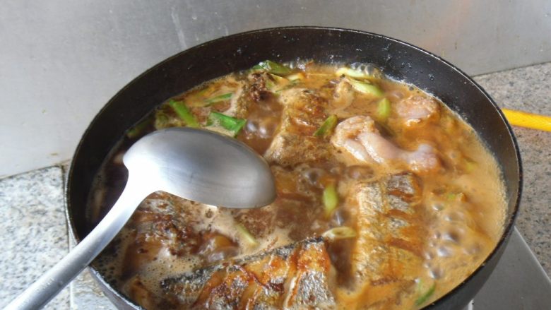 葱烧带鱼, 加适量水,中小火烧制10分钟