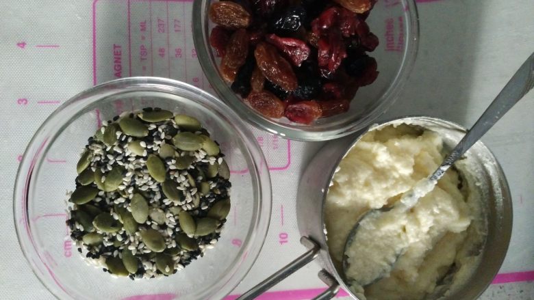 高纤全麦软欧--营养健康无负担~,内馅材料准备,奶油奶酪加糖粉搅打至顺滑状态~果干加朗姆酒泡软后用厨房纸巾吸干水分