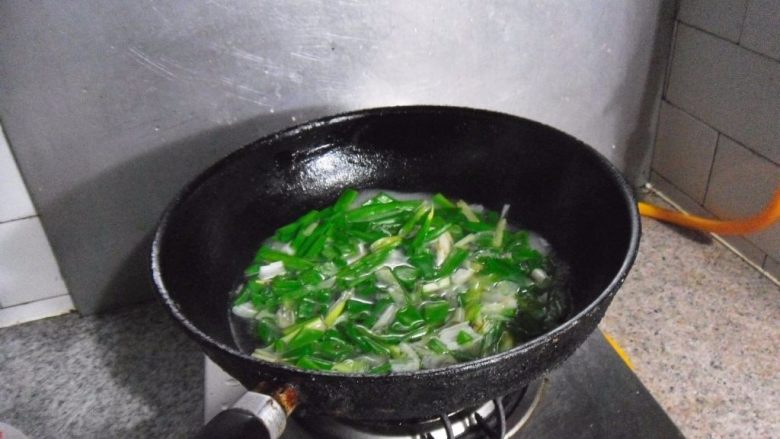 葱姜虾爬子, 锅烧开水,放入葱姜煮1分钟
