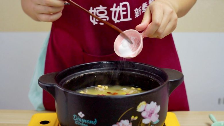 让汤汁更易吸收——黄豆炖排骨,2小时后,放入适量盐调味