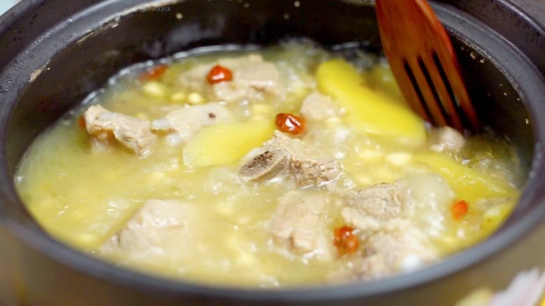 让汤汁更易吸收——黄豆炖排骨,再大火煮10分钟,这时候浓浓白白的黄豆排骨汤基本上就好啦