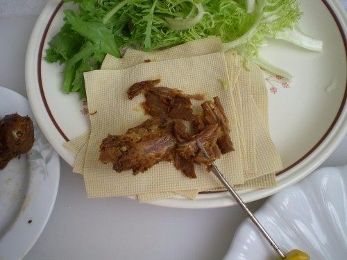 酱鸭脖豆腐卷菜口口留香,取一个鸭脖,用水果叉子把脖子的肉剔下来,放在干豆腐上
