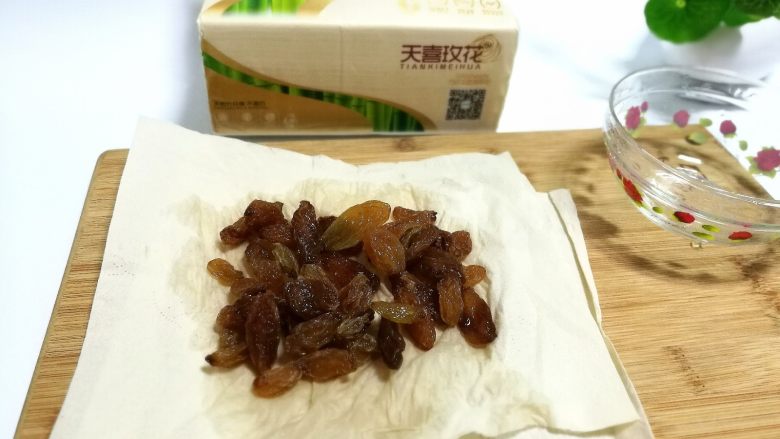葡萄干甜饼,红香妃葡萄干清洗干净,用纸巾吸干水份。