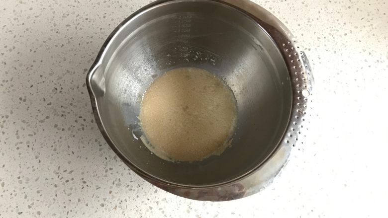 中种牛奶吐司,先做中种,先将酵母与牛奶混合。