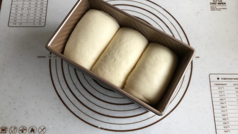 中种牛奶吐司,发至模具8分满时取出,此时烤箱选择吐司程序,上管调节140度下管调节165度,开始预热。