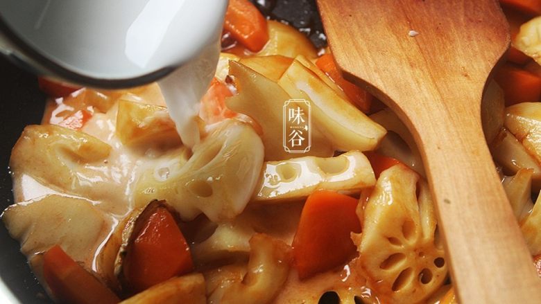 开胃下饭的糖醋鲜藕,用2勺淀粉加半碗水调成淀粉水,倒入锅里翻炒收汁;
