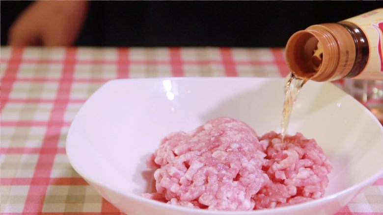 牛排三明治,精致美味!,倒入5g<a style='color:red;display:inline-block;' href='/shicai/ 718'>料酒</a>