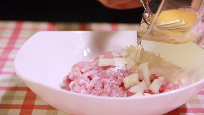 牛排三明治，精致美味！,倒进<a style='color:red;display:inline-block;' href='/shicai/ 9'>鸡蛋</a>清（不要<a style='color:red;display:inline-block;' href='/shicai/ 9'>鸡蛋</a>黄）