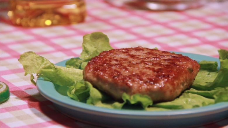 牛排三明治,精致美味!,煎制好的牛肉饼呈现出金黄的色泽。
