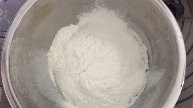 蛋黄莲蓉月饼,接着再次筛入剩下的广式月饼预拌粉