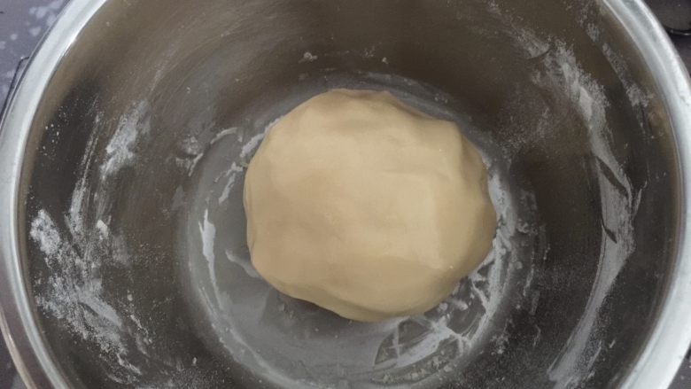 蛋黄莲蓉月饼,拌成软硬适当的面团,静置20分钟