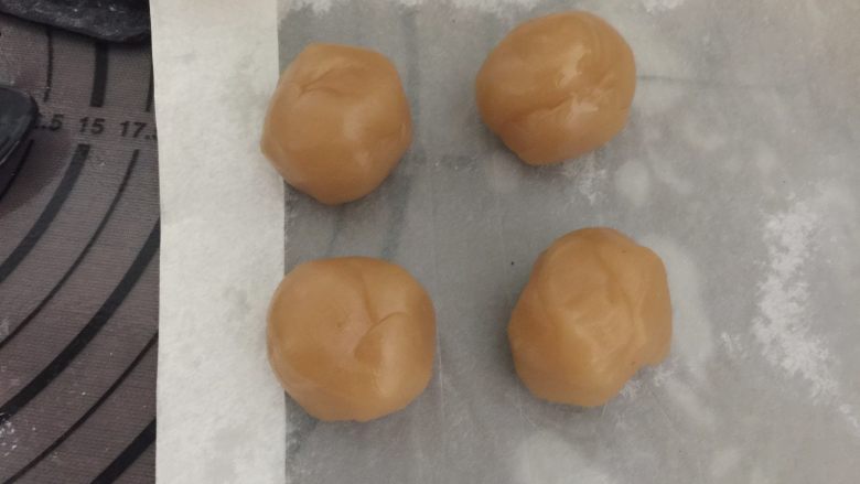 蛋黄莲蓉月饼,白莲蓉馅分成每个20克左右,搓成圆球