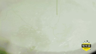 一个裱花袋就能解决的问题，为什么要揉面呢,将面糊挤入开水中，然后放入胡萝卜、茭白和肉絮煮一会儿就完成啦！