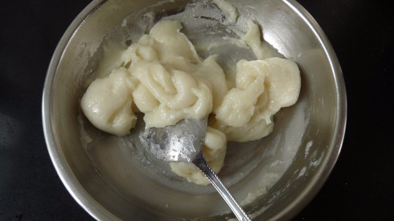 红枣核桃糯米糍,取出粉团,用器具翻拌上劲