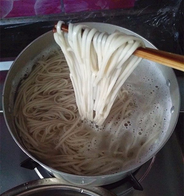 麻辣香豉酱拌面,关火迅速捞出面条