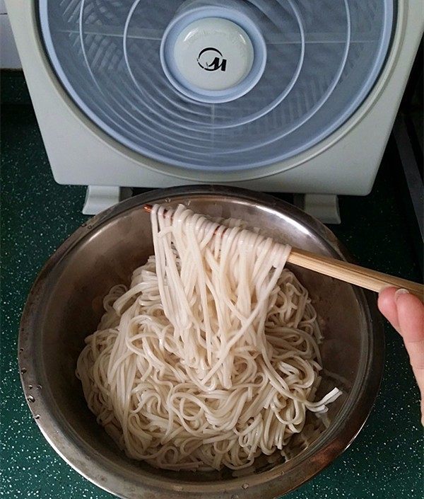 麻辣香豉酱拌面,移至风扇前快速降温、以防粘黏结块