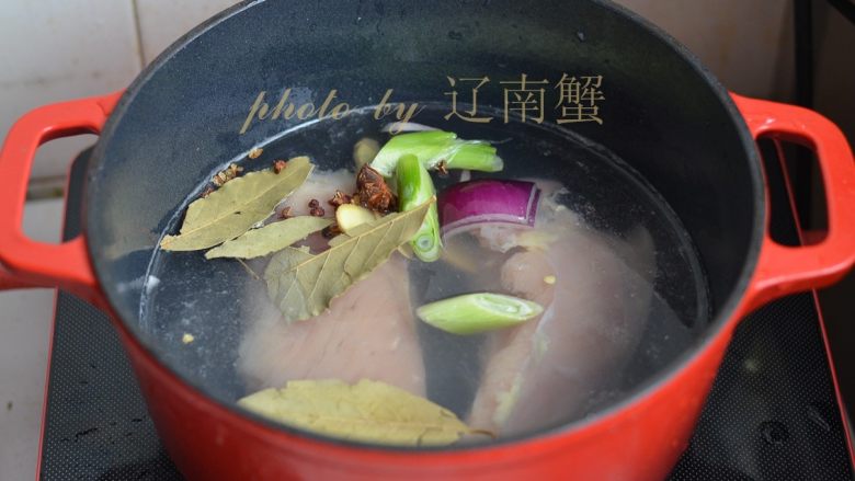 鸡丝凉面,将鸡肉同调料一起下锅,加<a style='color:red;display:inline-block;' href='/shicai/ 718'>料酒</a>,大火煮开,转小火把肉煮透。