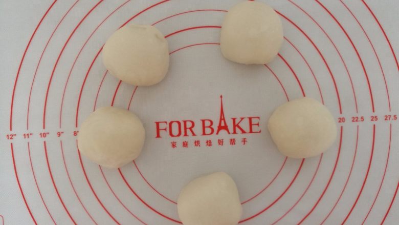 彩色蛋黄酥,5.分成五份,用保鲜膜盖着,松弛30分钟