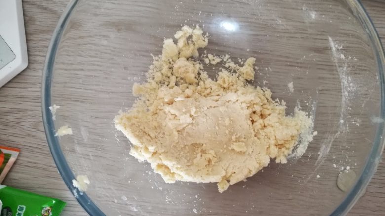 彩色蛋黄酥,6.准备做油酥皮,把低粉和猪油放在盆里,揉成面团