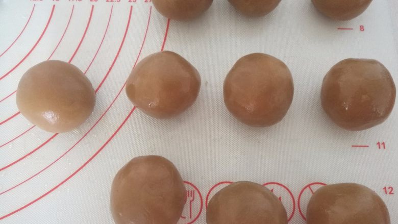 彩色蛋黄酥,11.包好后,盖上保鲜膜待用
