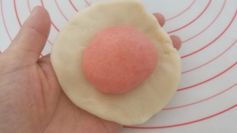 彩色蛋黄酥,12.油皮擀开,把酥皮面团包进去