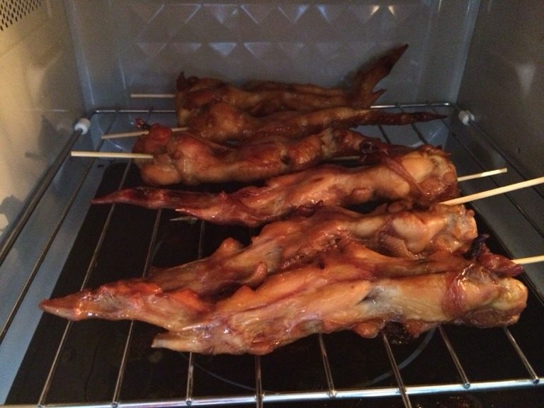 微波蜜汁鸡翅,把腌好的鸡翅摆在微波炉烤架上(没有烤架也可放在碟子上,但口味会打一点折哦),刷一层蜂蜜在鸡翅的正面,放入微波炉,烤12分钟。