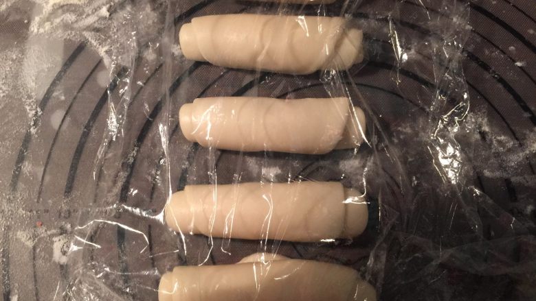 苏式鲜肉月饼,卷起来,卷好之后,收口朝上,盖上保鲜膜,松驰15分钟