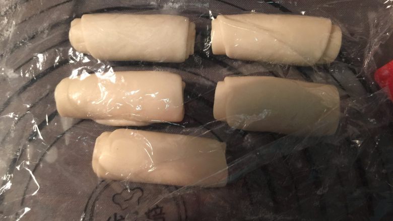 苏式鲜肉月饼,卷起来,盖上保鲜膜,松驰15分钟