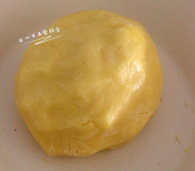 旺仔小馒头,揉成面团,湿润不开裂的那种,搓一个个小圆。暂时没搓圆的面团记得一定要用保鲜膜包住,以防水分流失,面会变干。