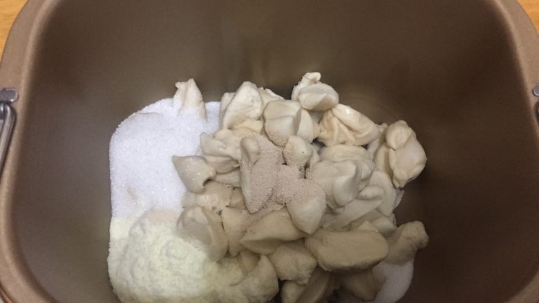 100%中种北海道餐包,发酵好的中种面团剪成小块放入面包桶中,加入主面团中除黄油以外的所有材料