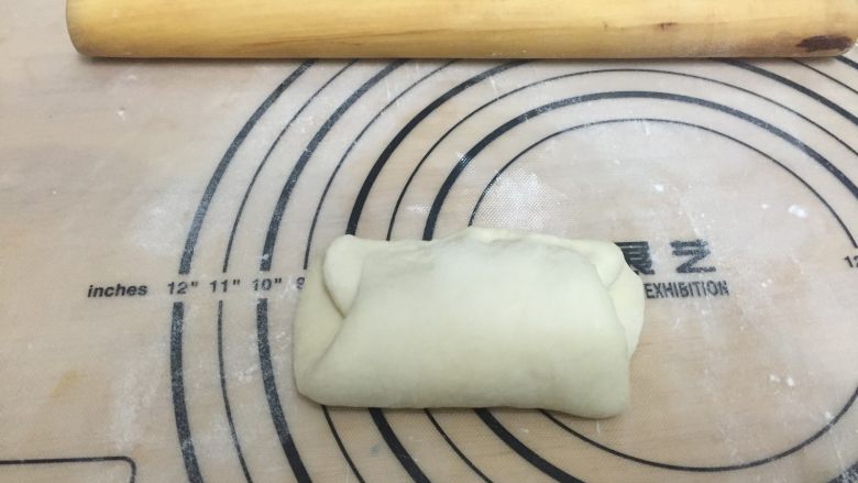 100%中种北海道餐包,上下的面团往中间折封口