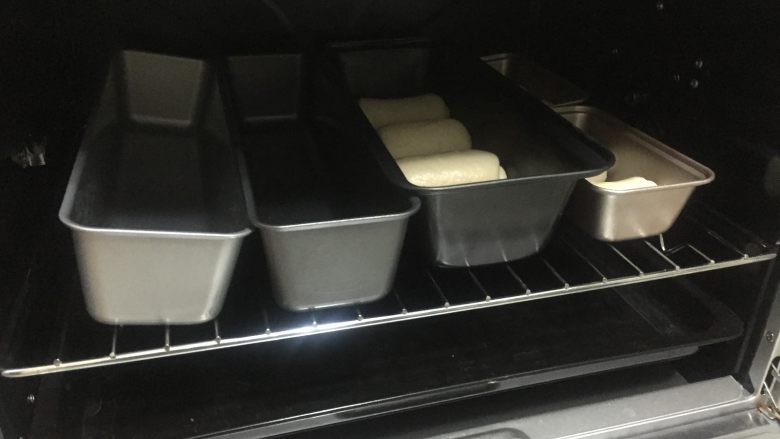 100%中种北海道餐包,模具放入烤箱中进行第二次发酵(烤箱中放热水闷着即可)1小时至模具9分满