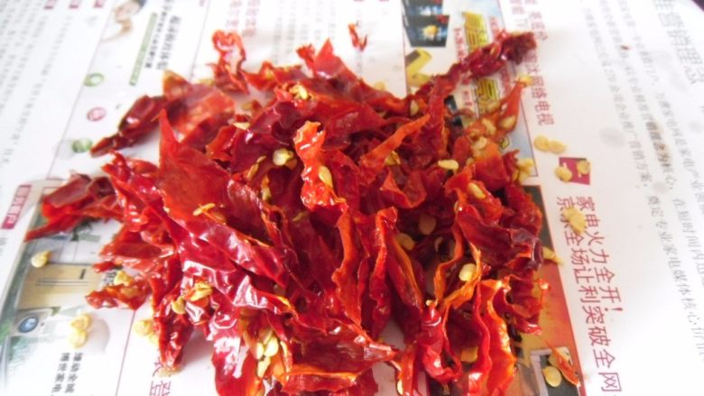 菠菜梗炒白菜条, 把<a style='color:red;display:inline-block;' href='/shicai/ 86663'>红辣椒</a>切条
